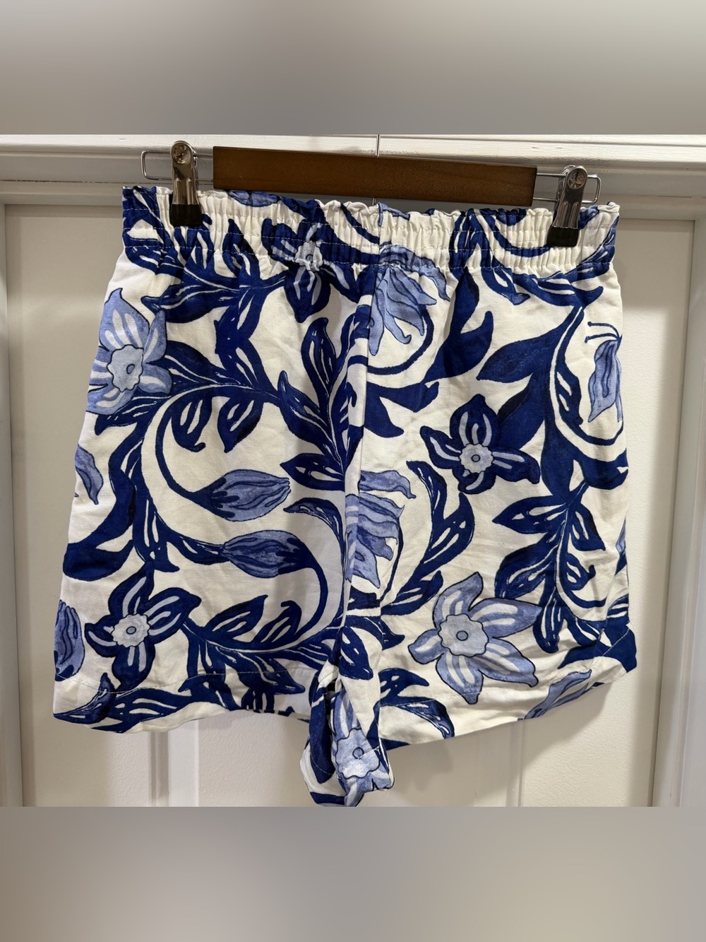 H&M Linen Blend Blue & White Floral Pull On Shorts Size Small